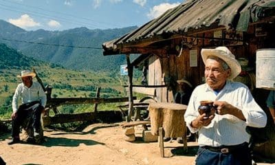 Dos hombres en una zona rural de Puebla, en una imagen de 2010. (GTRES)