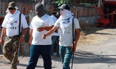 Integrantes de la guardia civil custodian las calles de los municipios de Buenavista y Tepalcatepec de Michoacán a finales de febrero de 2013. (GUSTAVO SALAS/ NOTIMEX)