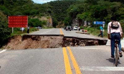 Daños en la autopista del Sol causados por la tormenta 'Manuel'. (Lenin Ocampo Torres / EFE)