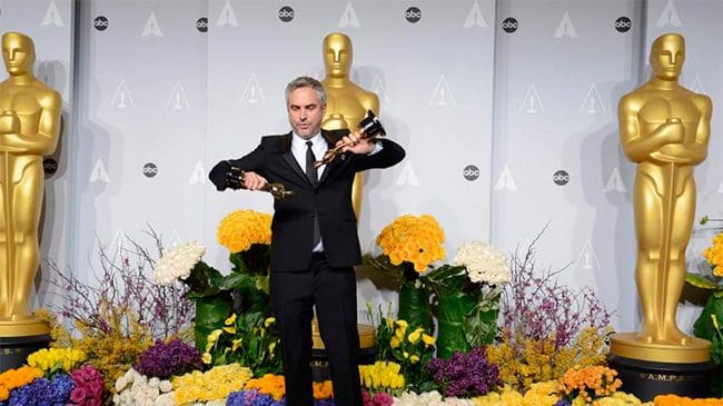 ALFONSO CUARÓNEl director mexicano Alfonso Cuarón posa con los dos Oscar que ha ganado por 'Gravity' (mejor dirección y mejor montaje). (GTRES)
