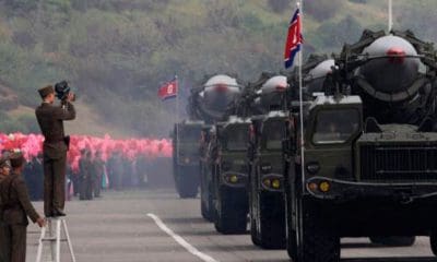 Desfile militar de vehículos con misiles en Pyongyang en 2010. / PETAR KUJUNDZIC (REUTERS)