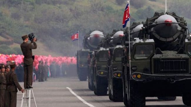 Desfile militar de vehículos con misiles en Pyongyang en 2010. / PETAR KUJUNDZIC (REUTERS)