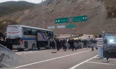 El autobús quedó con los vidrios destrozados. Foto: Twitter @DulceCastrejonA