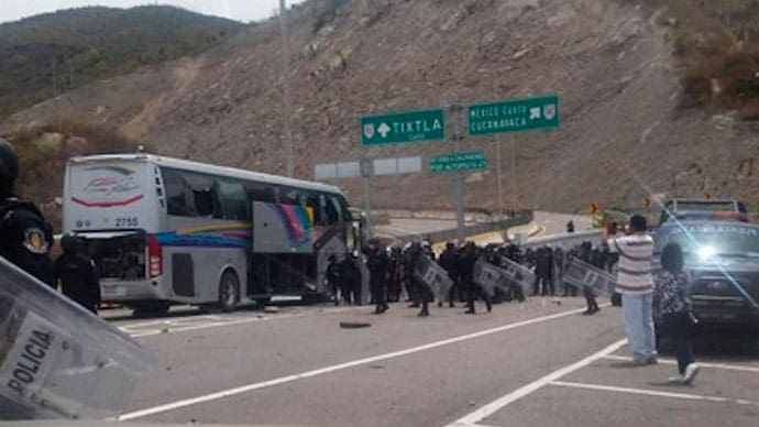 El autobús quedó con los vidrios destrozados. Foto: Twitter @DulceCastrejonA
