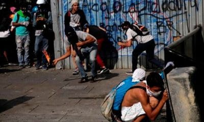 No es la primera vez que la derecha monta un escenario como este. El episodio más reciente fue a principios del 2014, con el saldo de 43 muertos, su base social desgastada, quema de edificios públicos, autobuses, ataques a chavistas, uso de francotiradore