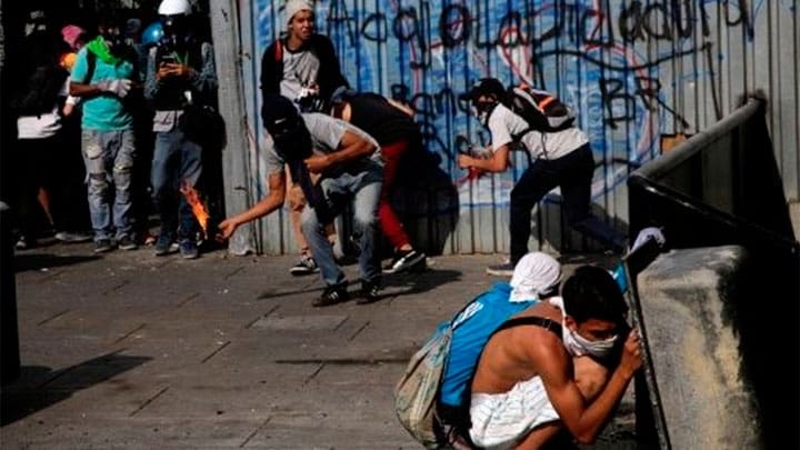 No es la primera vez que la derecha monta un escenario como este. El episodio más reciente fue a principios del 2014, con el saldo de 43 muertos, su base social desgastada, quema de edificios públicos, autobuses, ataques a chavistas, uso de francotiradore