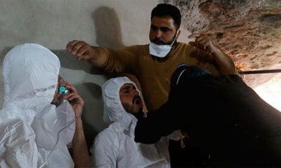 Dos hombres reciben asistencia médica tras el supuesto ataque químico en Jan Sheijun, el 4 de abril de 2017 / Ammar Abdullah /Reuters