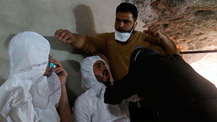 Dos hombres reciben asistencia médica tras el supuesto ataque químico en Jan Sheijun, el 4 de abril de 2017 / Ammar Abdullah /Reuters