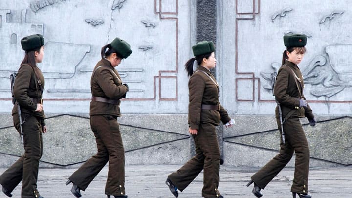 Soldados del Ejército Popular de Corea en patrullaje. / Jacky Chen / Reuters