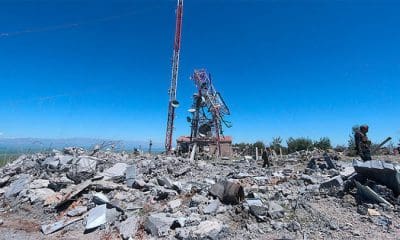 Miembros de las Unidades de Protección Popular kurdas (YPG) inspeccionan los daños en su sede, Siria, el 25 de abril de 2017. / Rodi Said / Reuters