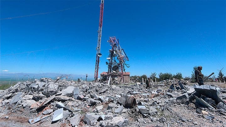 Miembros de las Unidades de Protección Popular kurdas (YPG) inspeccionan los daños en su sede, Siria, el 25 de abril de 2017. / Rodi Said / Reuters