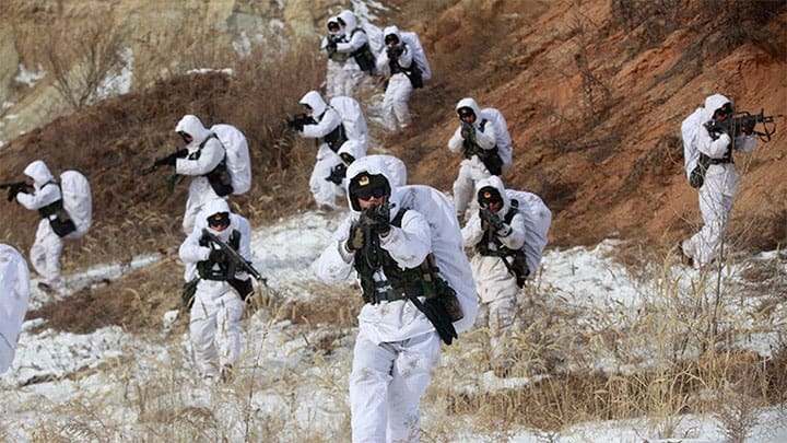 Soldados del ejército chino participan en entrenamientos en zonas con temperaturas bajo cero en Heihe, China. Febrero de 2016 / Reuters