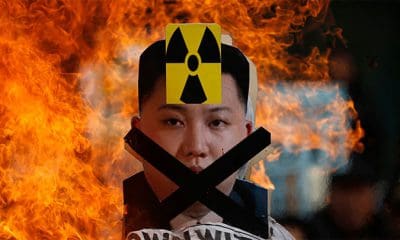 Un cartel con la cara del líder norcoreano Kim Jong-un es prendido fuego durante una manifestación en el centro de Seúl. / Kim Hong-Ji / Reuters