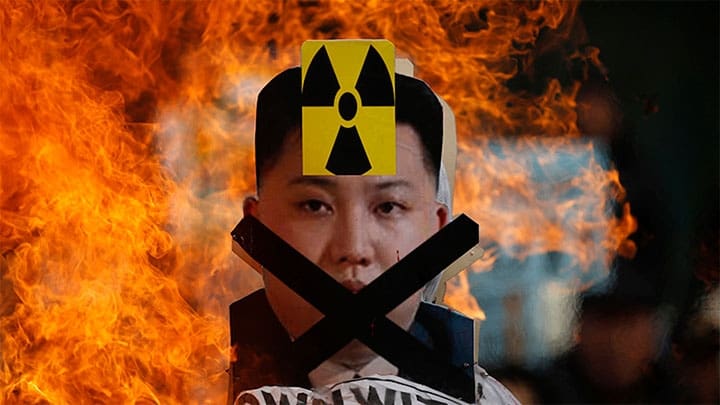 Un cartel con la cara del líder norcoreano Kim Jong-un es prendido fuego durante una manifestación en el centro de Seúl. / Kim Hong-Ji / Reuters