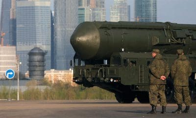 Soldados rusos al lado de un sistema ruso de misiles balísticos intercontinentales RS-24 Yars / . Maxim Shemetov / Reuters
