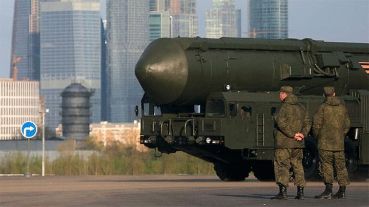 Soldados rusos al lado de un sistema ruso de misiles balísticos intercontinentales RS-24 Yars / . Maxim Shemetov / Reuters