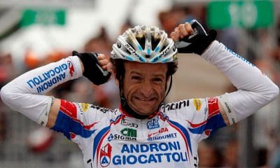 Michele Scarponi celebra la victoria en una de las carreras del Giro d'Italia. 28 de mayo de 2010. / Alessandro Garofalo / Reuters