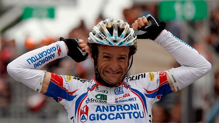 Michele Scarponi celebra la victoria en una de las carreras del Giro d'Italia. 28 de mayo de 2010. / Alessandro Garofalo / Reuters