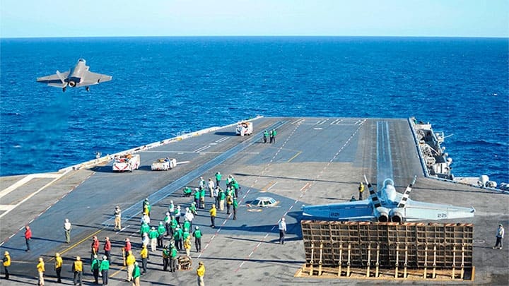 Cazas embarcados F-35C Lightning II despegan del portaaviones Nimitz US Navy
