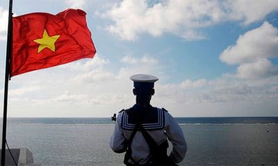 Un soldado naval vietnamita de guardia en la isla de Thuyen Chai, archipiélago Spratly, 2013./ Quang Le / Reuters