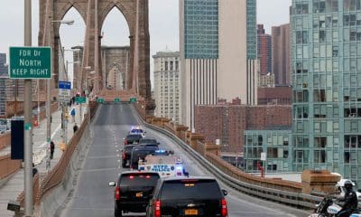 Varios vehículos policiales participan en la operación de transporte de Joaquín 'El Chapo' Guzmán a través del puente de Brooklyn hacia una corte de la ciudad de Nueva York. / Brendan McDermid /Reuters