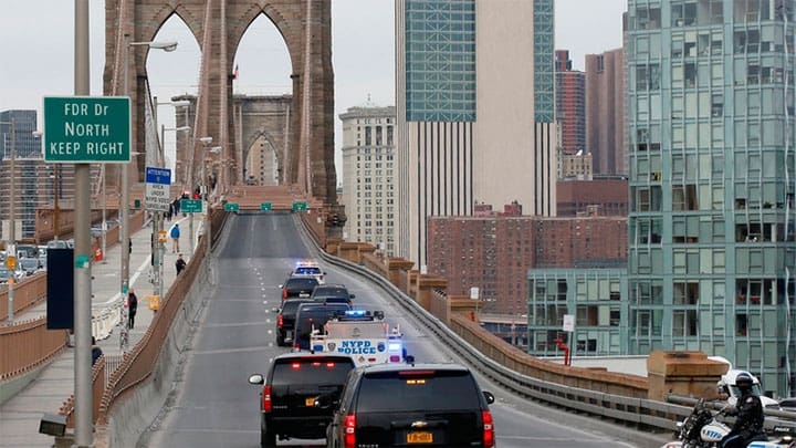 Varios vehículos policiales participan en la operación de transporte de Joaquín 'El Chapo' Guzmán a través del puente de Brooklyn hacia una corte de la ciudad de Nueva York. / Brendan McDermid /Reuters