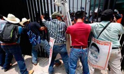 Padres y estudiantes de la Normal Rural de Ayotzinapa intentan abrir la reja del Senado, luego que de los 10 integrantes de la Comisión Permanente que se habían comprometido a recibirlos sólo se presentó Alejandro Encinas. Cuando el contingente se alejaba