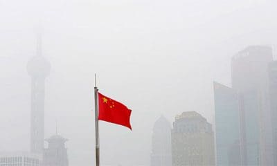 Una bandera china ondea en las calles envueltas de esmog de Shanghai, China, el 23 de diciembre de 2015./ Aly Song / Reuters