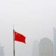 Una bandera china ondea en las calles envueltas de esmog de Shanghai, China, el 23 de diciembre de 2015./ Aly Song / Reuters
