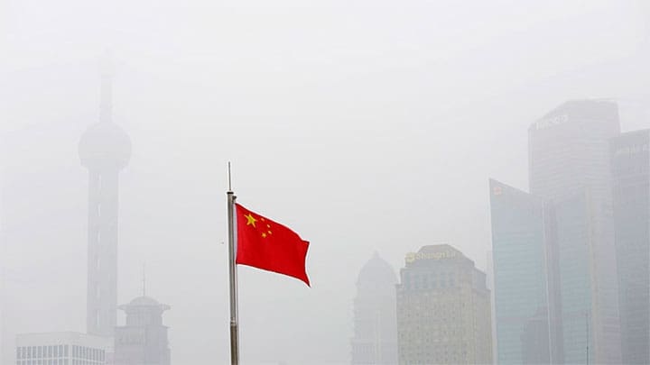 Una bandera china ondea en las calles envueltas de esmog de Shanghai, China, el 23 de diciembre de 2015./ Aly Song / Reuters