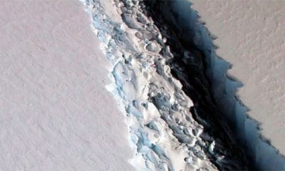/ Fotografía cedida por la NASA del gigantesco iceberg de 5.800 kilómetros cuadrados desprendido de la plataforma de hielo Larsen C. | Foto: EFE