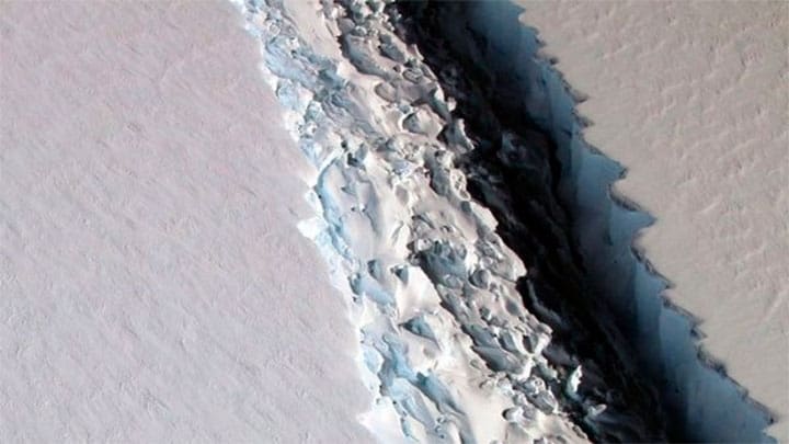 / Fotografía cedida por la NASA del gigantesco iceberg de 5.800 kilómetros cuadrados desprendido de la plataforma de hielo Larsen C. | Foto: EFE