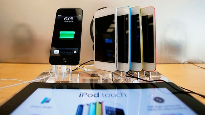 / iPod Touches are pictured on display at an Apple Store in Pasadena, California July 22, 2013. / Mario Anzuoni / Reuters