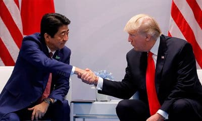 El primer ministro japonés, Shinzo Abe, se reúne con el presidente de EE.UU., Donald Trump, en el marco de la pasada cumbre de líderes del G20. / Carlos Barria / Reuters