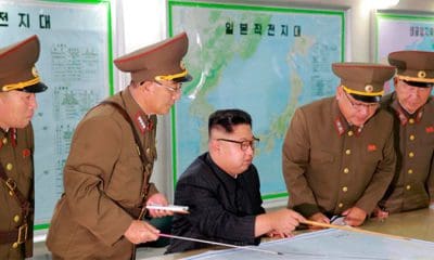 / Kim Jong-un inspecciona el Comando de la Fuerza Estratégica del Ejército de Corea del Norte en una ubicación desconocida, el 15 de agosto de 2017./ KCNA / Reuters