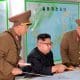 / Kim Jong-un inspecciona el Comando de la Fuerza Estratégica del Ejército de Corea del Norte en una ubicación desconocida, el 15 de agosto de 2017./ KCNA / Reuters