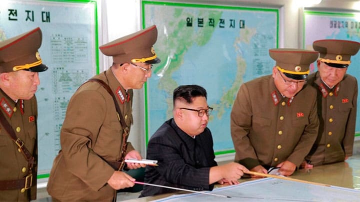 / Kim Jong-un inspecciona el Comando de la Fuerza Estratégica del Ejército de Corea del Norte en una ubicación desconocida, el 15 de agosto de 2017./ KCNA / Reuters