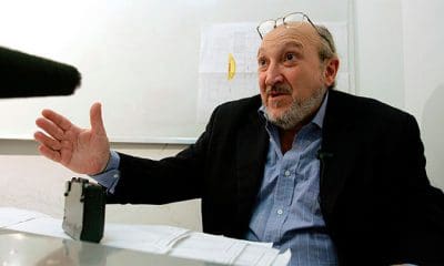 / El periodista uruguayo Aram Aharonian, cuando fungía como director general de Telesur habla durante una entrevista en Caracas, el 12 de abril de 2005. / Jorge Silva / Reuters