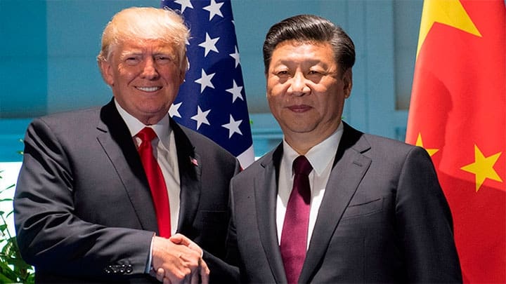 / El presidente de EE.UU., Donald Trump, y su homólogo chino, Xi Jinping, se estrechan las manos antes de una reunión en el marco de la cumbre del G20 en Hamburgo, Alemania, el 8 de julio de 2017. / Saul Loeb / Reuters