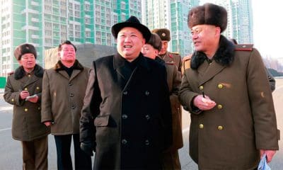 El líder norcoreano Kim Jong-un inspecciona una zona de construcción en la calle Ryomyong de Pionyang, en una foto publicada el 26 de enero de 2017./ KCNA / Reuters