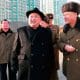 El líder norcoreano Kim Jong-un inspecciona una zona de construcción en la calle Ryomyong de Pionyang, en una foto publicada el 26 de enero de 2017./ KCNA / Reuters