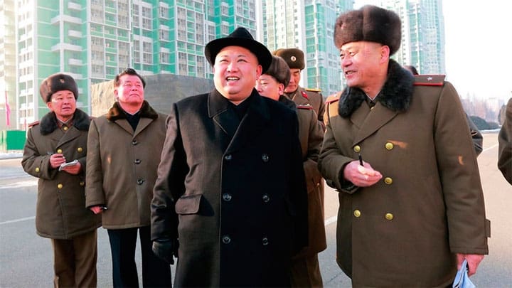 El líder norcoreano Kim Jong-un inspecciona una zona de construcción en la calle Ryomyong de Pionyang, en una foto publicada el 26 de enero de 2017./ KCNA / Reuters