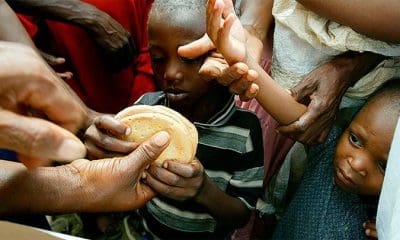 / Distribución de comida en Mapou, Haití, en el marco del Programa Mundial de Alimentos de la ONU, el 13 de junio de 2004. / Reuters