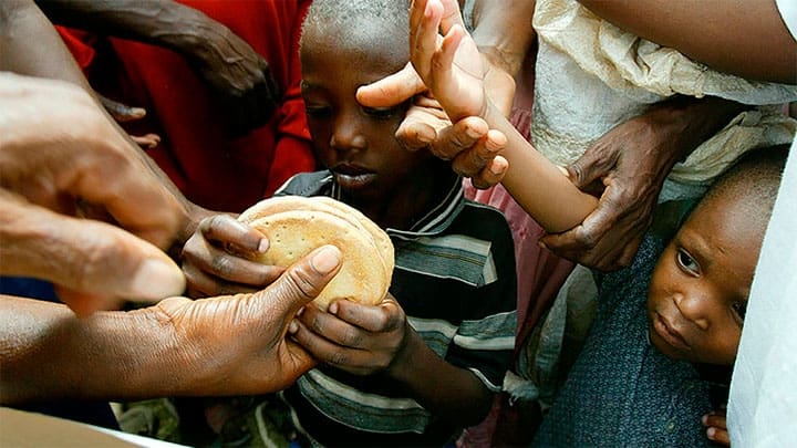 / Distribución de comida en Mapou, Haití, en el marco del Programa Mundial de Alimentos de la ONU, el 13 de junio de 2004. / Reuters