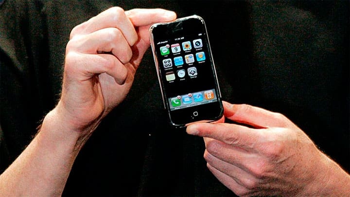 / El primer iPhone en los manos de Steve Jobs, 2007/ Kimberly White / Reuters