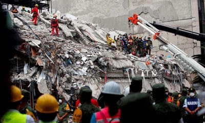 / Equipos de rescate guardan silencio después de recuperar un cadáver de un edificio derrumbado en la Ciudad de México. / Carlos Jasso / Reuters