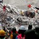 / Equipos de rescate guardan silencio después de recuperar un cadáver de un edificio derrumbado en la Ciudad de México. / Carlos Jasso / Reuters