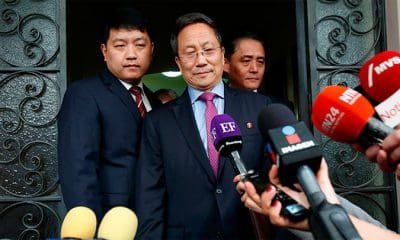 / El embajador norcoreano en México, Kim Hyong Gil, habla ante periodistas cerca de la embajada en la Ciudad de México, el 8 de septiembre de 2017./ Ginnette Riquelme / Reuters