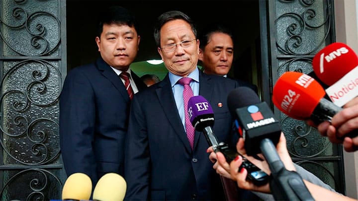 / El embajador norcoreano en México, Kim Hyong Gil, habla ante periodistas cerca de la embajada en la Ciudad de México, el 8 de septiembre de 2017./ Ginnette Riquelme / Reuters