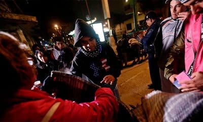 / La gente se congrega en una calle mientras recibe cobijas tras el terremoto. Ciudad de México, México. / Edgard Garrido / Reuters